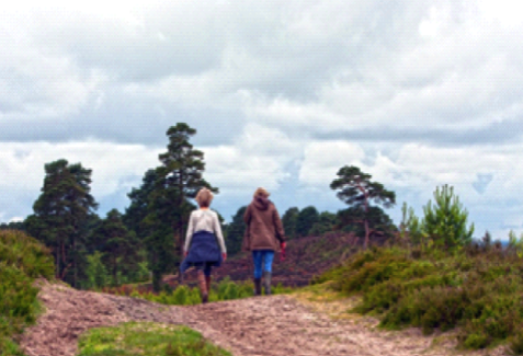 Dos mujeres caminando por el campo.